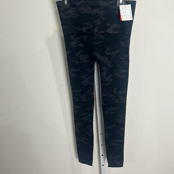 NWT Spanx Look At Me Now Black Camo Leggings Size New Medium - Picture 3 of 5